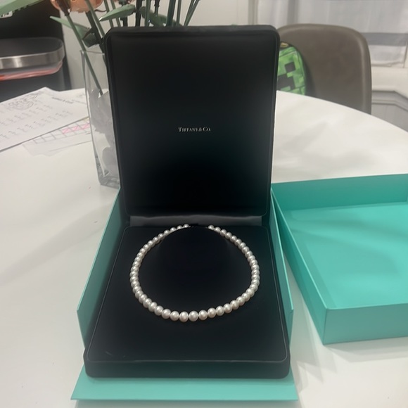 Authentic like new Tiffany & Co. 18” pearl necklace - Picture 3 of 3